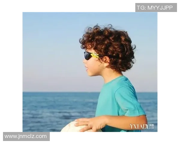 足球明星在沙滩上的真实生活瞬间展现魅力与风采的精彩照片合集